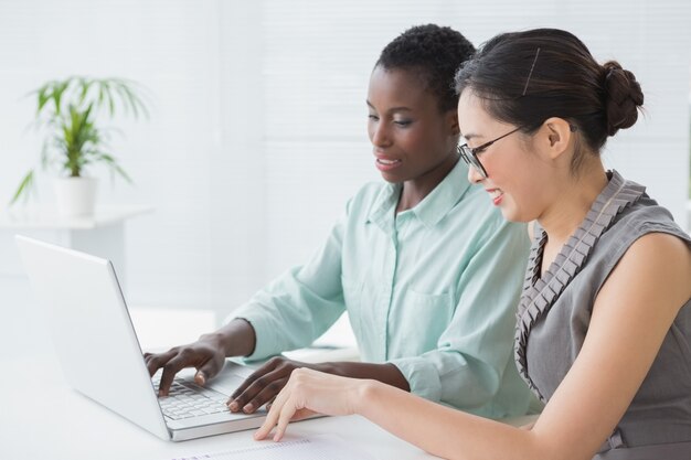 Mujeres empresarias trabajando juntas en el escritorio