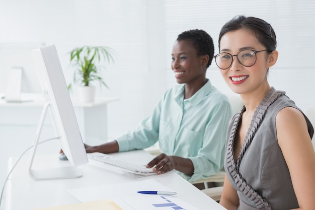 Mujeres empresarias trabajando juntas en el escritorio