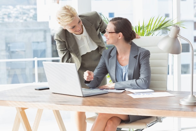 Mujeres empresarias trabajando juntas