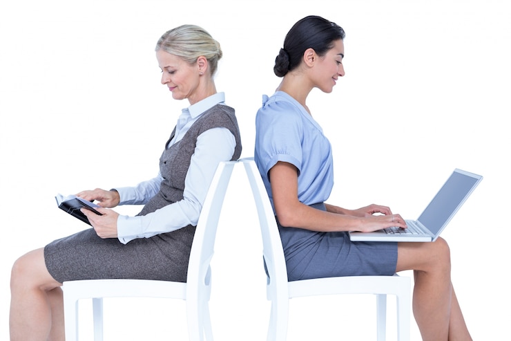 Foto mujeres empresarias usando laptop y libro de lectura