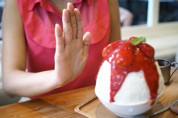 Las mujeres empujan la copa de helado.