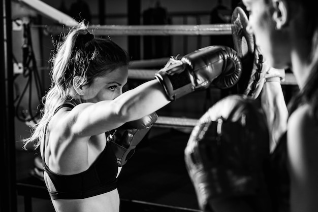 Mujeres en entrenamiento de boxeo