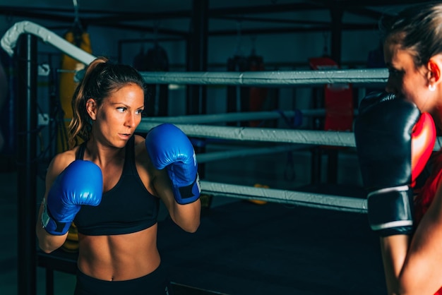 Mujeres en entrenamiento de boxeo