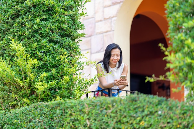 Mujeres enviando momentos felices mientras usan teléfonos inteligentes