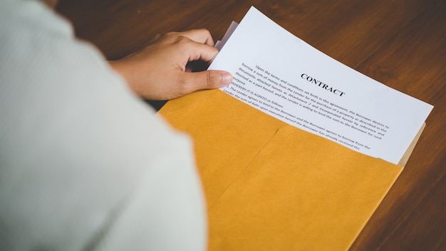 Las mujeres están abriendo un documento sobre la firma de un contrato en el negocio