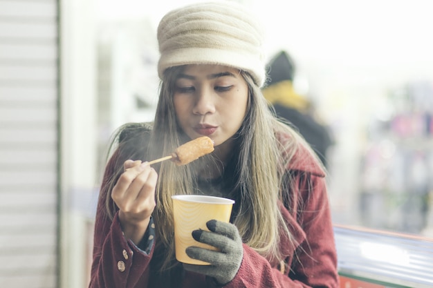 Las mujeres están comiendo oden