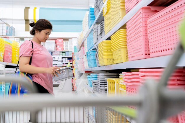 Las mujeres están comprando en los grandes almacenes. Ella está eligiendo comprar los accesorios necesarios. La imagen tiene hermosos colores.