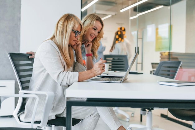 Las mujeres están trabajando en el proyecto Grupo de empresarios profesionales está en la oficina