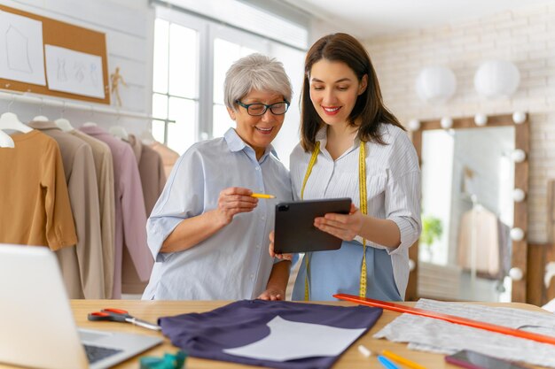 Las mujeres están trabajando en el taller. Concepto de pequeña empresa.