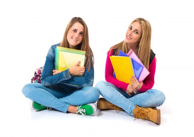 Mujeres estudiantes sobre fondo blanco aislado