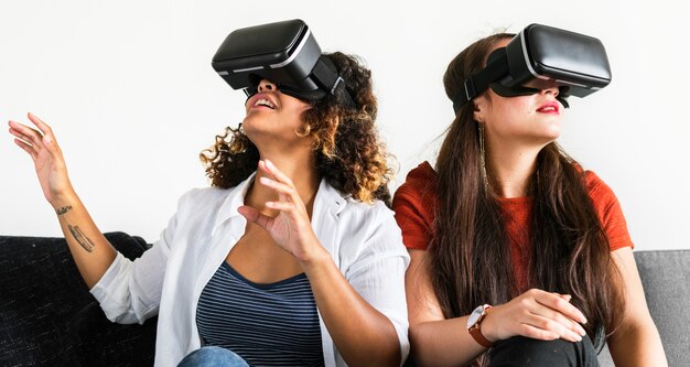 Mujeres experimentando las gafas de realidad virtual.