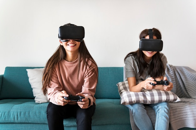 Mujeres experimentando realidad virtual con auriculares VR