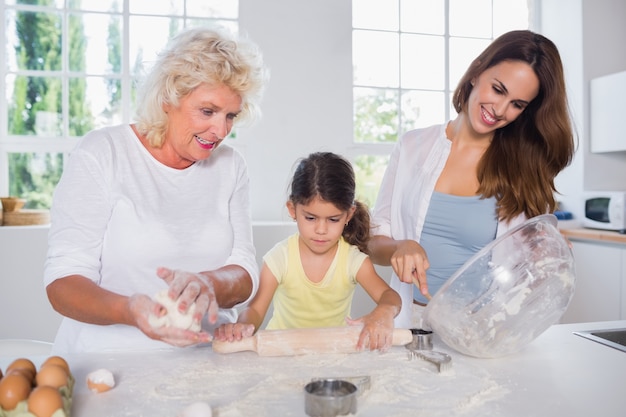 Mujeres de la familia multigeneracional horneando juntas