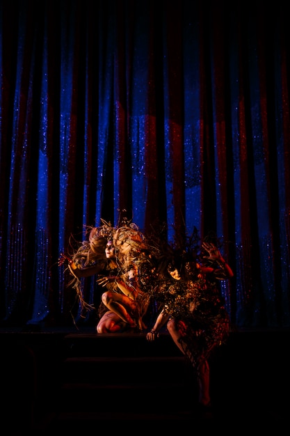 Foto mujeres fantasmas, espíritus del teatro, antes de las escenas en el escenario del teatro.