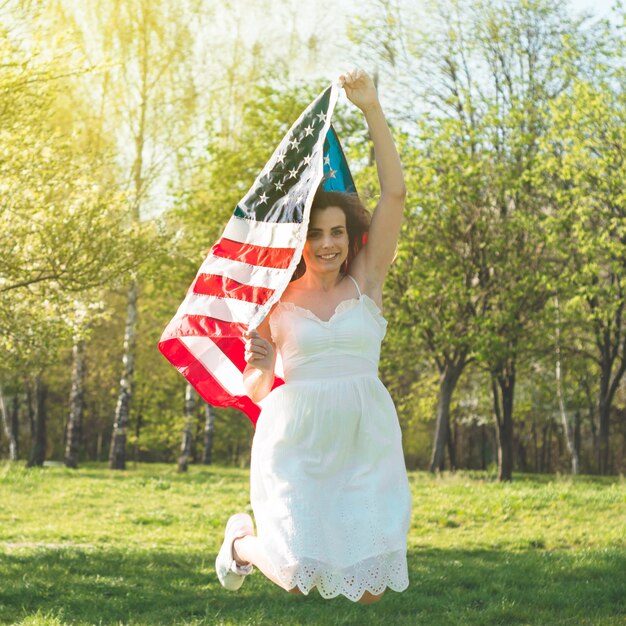 Mujeres felices con bandera estadounidense Estados Unidos celebran el 4 de julio