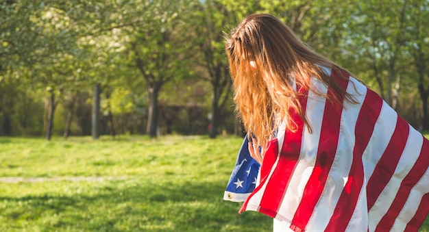 Mujeres felices con bandera estadounidense Estados Unidos celebran el 4 de julio