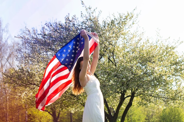 Mujeres felices con bandera estadounidense Estados Unidos celebran el 4 de julio