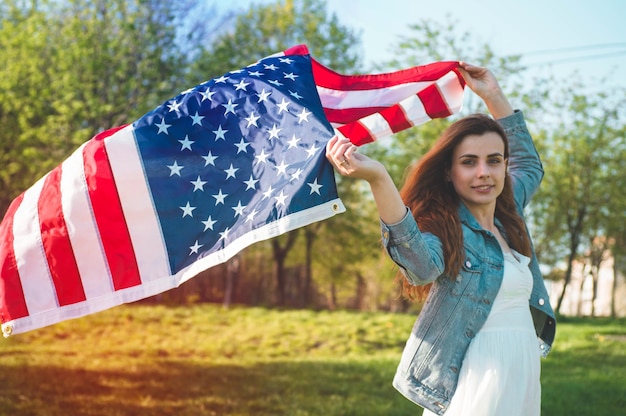 Mujeres felices con bandera estadounidense Estados Unidos celebran el 4 de julio