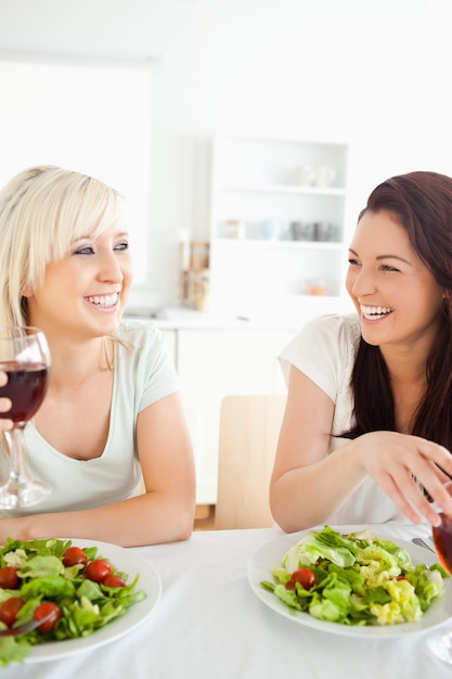 Mujeres felices bebiendo vino