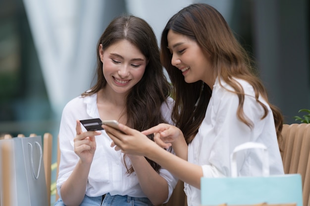 Mujeres felices con bolsas de compras