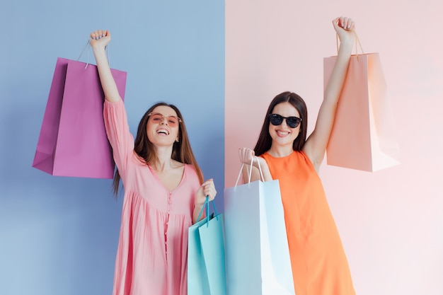 Mujeres felices con bolsas de compras