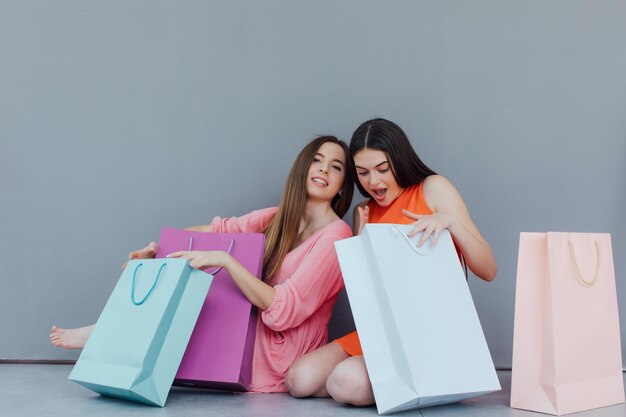 Mujeres felices con bolsas de compras