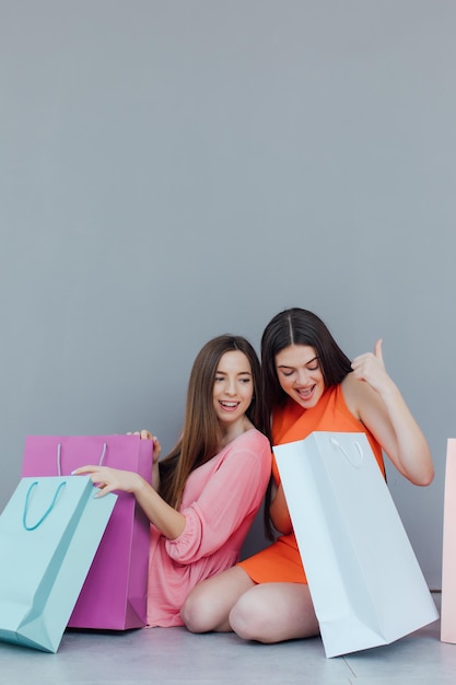 Mujeres felices con bolsas de compras