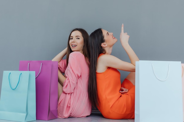 Mujeres felices con bolsas de compras