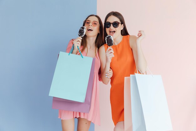 Mujeres felices con bolsas de compras