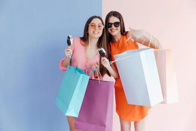 Mujeres felices con bolsas de compras