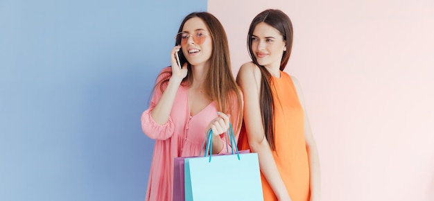 Mujeres felices con bolsas de compras