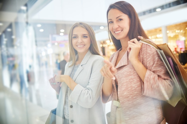 Mujeres felices en centro comercial