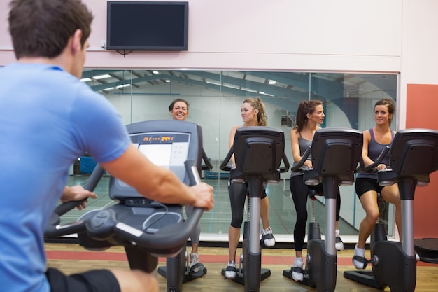 Foto mujeres felices en la clase de spinning