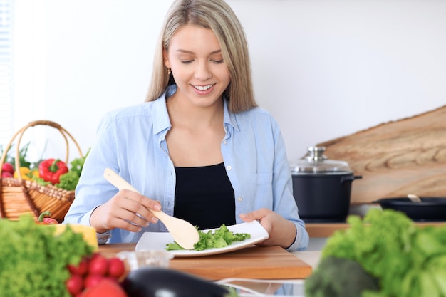 Mujeres felices cocinando en la cocina