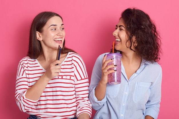 Las mujeres felices se divierten