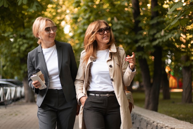 Mujeres felices fuera de plano medio