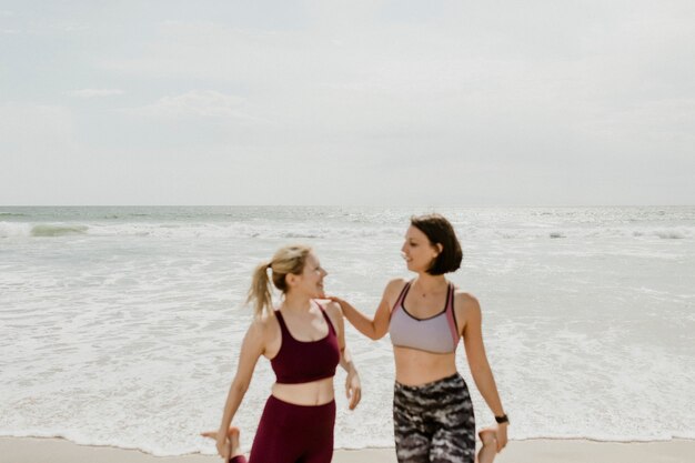 Mujeres felices que se extienden en la playa