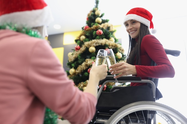 Mujeres felices sonrientes con bebidas