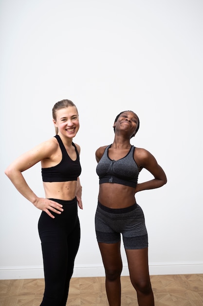 Foto mujeres felices de tiro medio con equipo