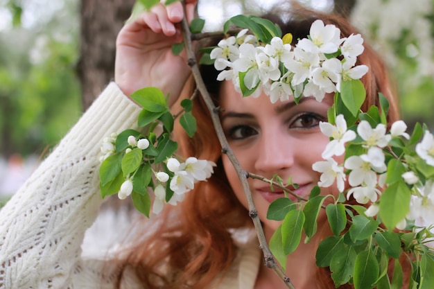 Mujeres con flor de manzana de rama