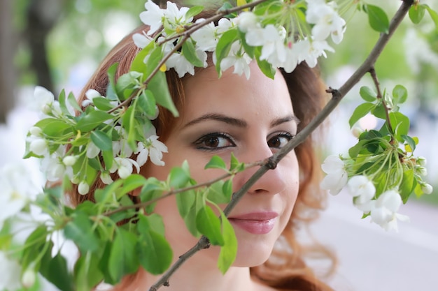 Mujeres con flor de manzana de rama