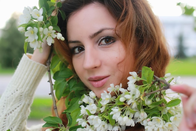 Mujeres con flor de manzana rama