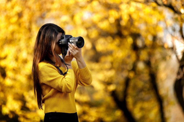 Las mujeres fotógrafas sostienen la cámara