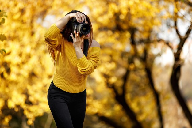 Foto las mujeres fotógrafas sostienen la cámara