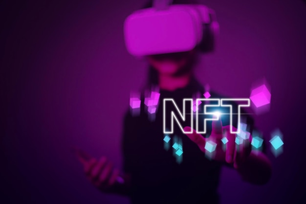 Mujeres con gafas de realidad virtual VR toque con el dedo pantalla virtual NFT token concepto de tecnología blockchain digital crypto art