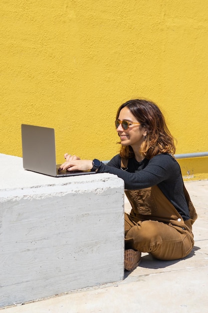 Mujeres gafas de sol computadora calle