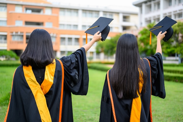 Las mujeres graduadas celebran el día de graduación universitaria