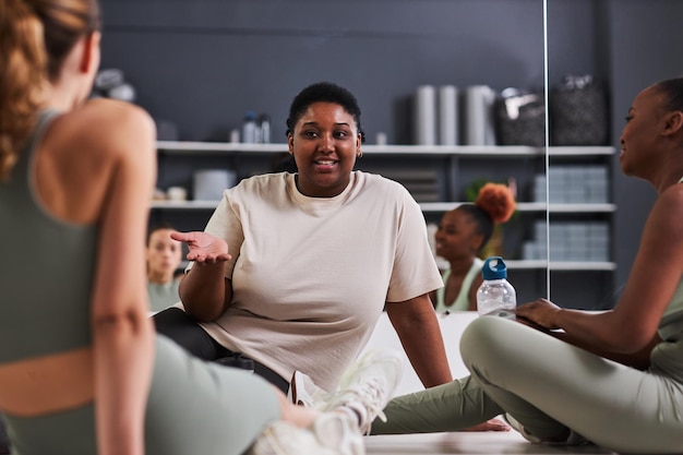 Mujeres hablando entre ellas después del entrenamiento.