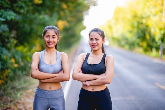 Las mujeres hacen ejercicio felizmente para tener buena salud. Concepto de ejercicio