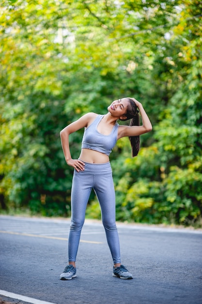 Las mujeres hacen ejercicio felizmente para tener buena salud. concepto de ejercicio